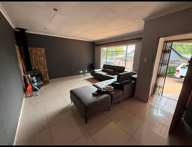 4 BEDROOM HOUSE FOR SALE IN ROOIHUISKRAAL